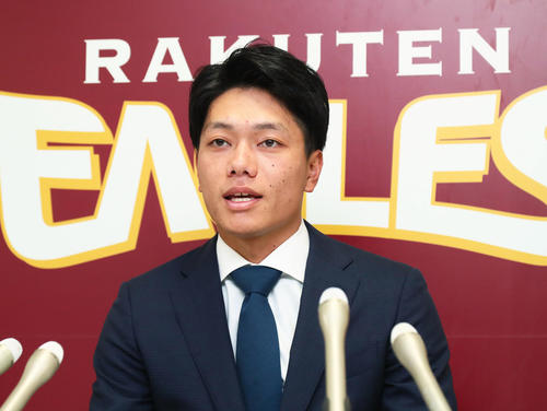 契約更改を終え、会見に臨む楽天田中（撮影・足立雅史）