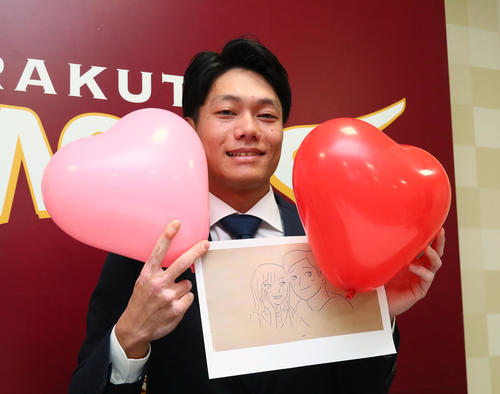 結婚を発表した楽天田中は契約更改を終え、夫婦の似顔絵とハートの風船を手に笑顔（撮影・足立雅史）