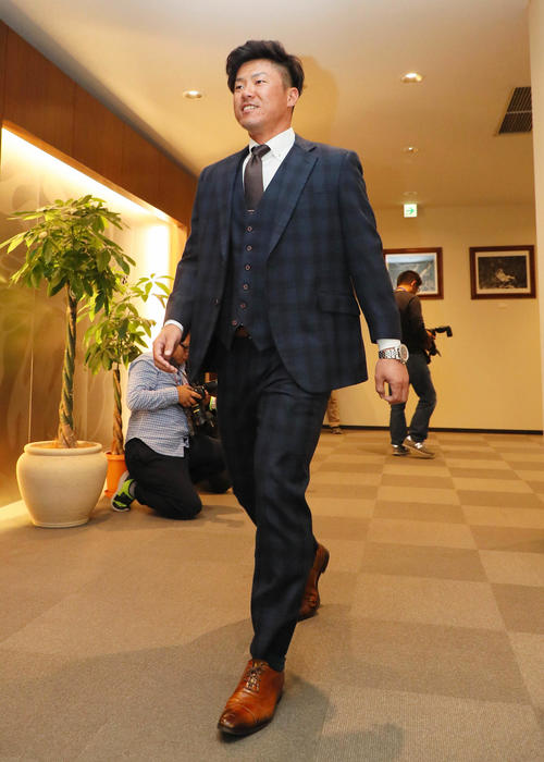 契約更改に向かう陽川（撮影・宮崎幸一）