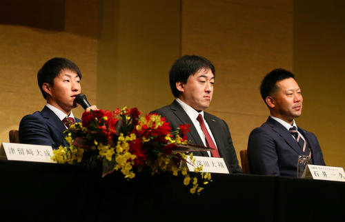 楽天新入団の小深田（左）は石井GM（中央）、三木監督の横で意気込みを語る（撮影・足立雅史）