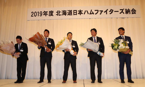 日本ハムの球団納会でプレミア12に侍ジャパン監督として世界一に輝いた稲葉SCO（右）らに花束が贈呈される