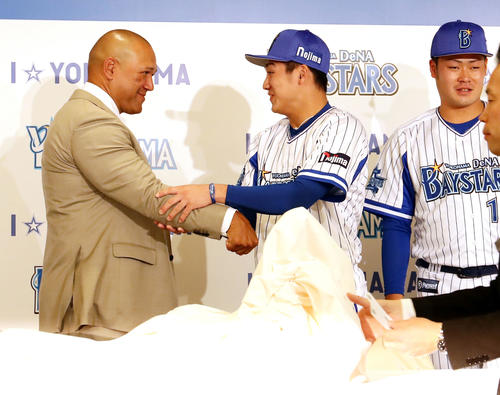 DeNAの新人発表会見を終えた森（右から2人目））は、ラミレス監督から右腕をつかまれ、その後、腕をつかまされ太さに驚く。右端は伊勢（撮影・浅見桂子）