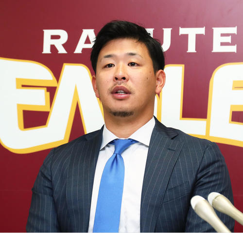 契約更改を終え、会見に臨む楽天浅村（撮影・足立雅史）