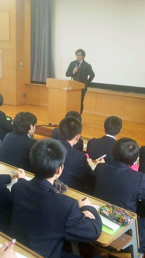 高校生を前にして講演会で熱弁を振るう阪神岩田（撮影・酒井俊作）