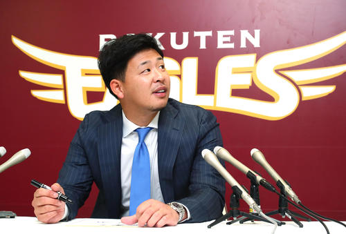 契約更改を終えた楽天浅村は来季の目標を求められ色紙を前に悩む（撮影・足立雅史）