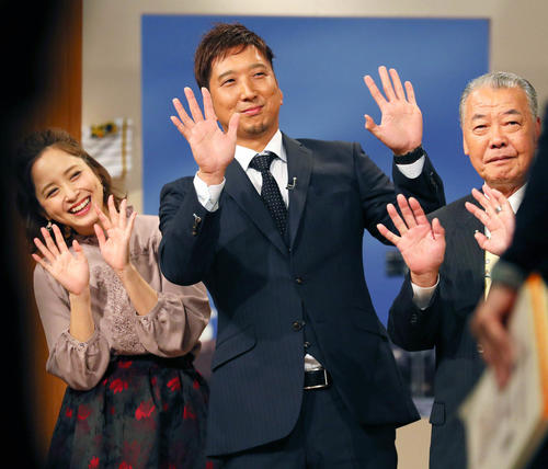 「熱血！　タイガース党」に出演した藤川（中央）は、番組最後に福本豊氏（右）から「来年は名球会やで」と言われ笑顔で締める（撮影・宮崎幸一）