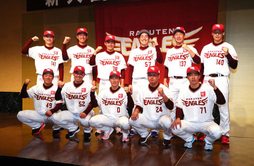 楽天の新入団選手。前列左から福森、津留崎、小深田、黒川、武藤、後列左から沢野、小峯、水上、瀧中、江川、山崎（撮影・足立雅史）