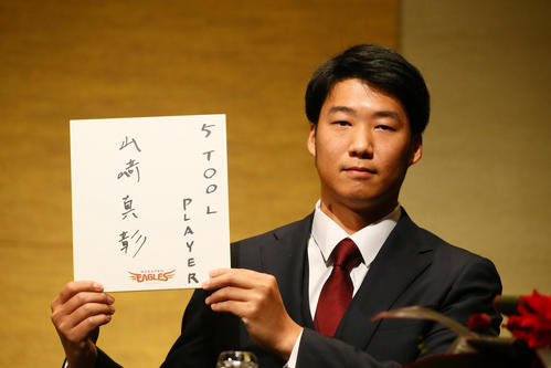 楽天新入団の山崎は「5TOOL　PLAYER」の目標を色紙に記す（撮影・足立雅史）