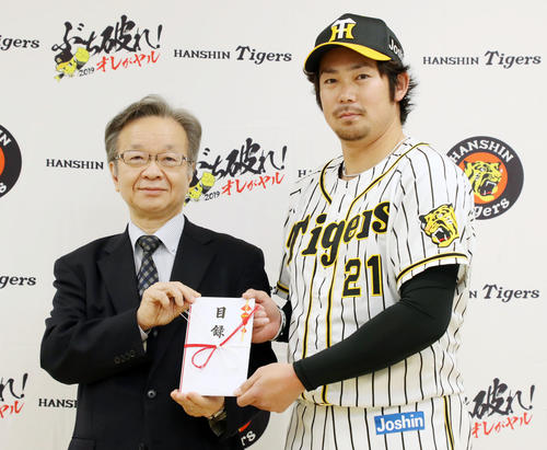日本IDDMネットワークの井上理事長（左）に目録を手渡す岩田（撮影・加藤哉）