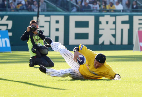 最後はそのまま持ち込んでトライを決める岡崎（撮影・加藤哉）