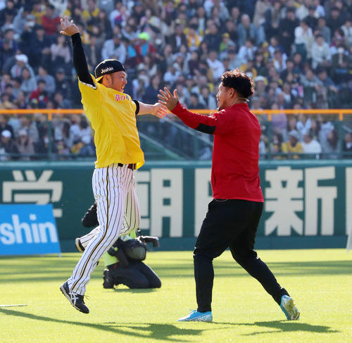 トライを決め山中（右）と抱き合う岡崎（撮影・加藤哉）