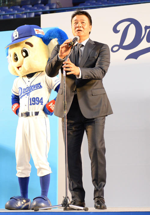 中日ドラゴンファンフェスタ　ファンに挨拶をする与田剛監督（撮影・森本幸一）