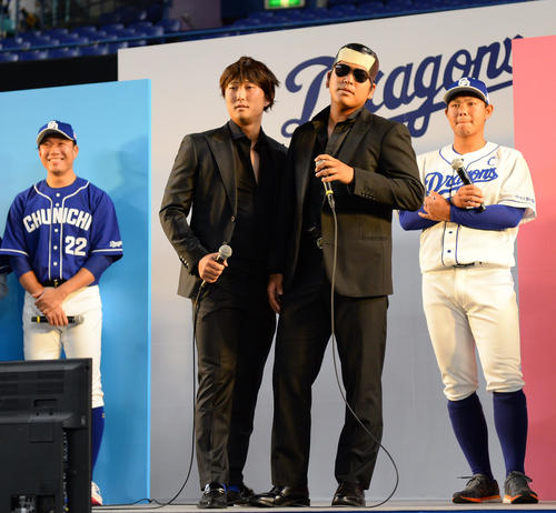 中日ドラゴンファンフェスタ　カラオケ対決でEXILEのTAKAHIROに扮した藤嶋健人（手前・左）とATSUSHIに扮した福敬登（右から2人目）（撮影・森本幸一）