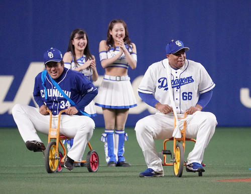 障害物リレーで三輪車をこぐ福（左）とビシエド（右）（撮影・森本幸一）