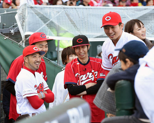 ベンチで鈴木（右）と笑顔で話す菊池涼。後方はアンガールズ（撮影・前岡正明）
