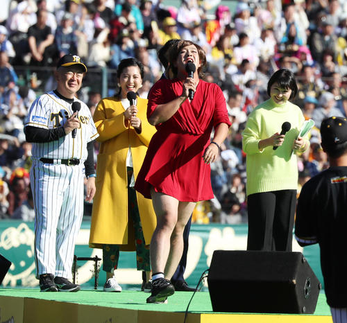 りんごちゃんのモノマネで「勝手にシンドバッド」を熱唱する谷川（撮影・加藤哉）