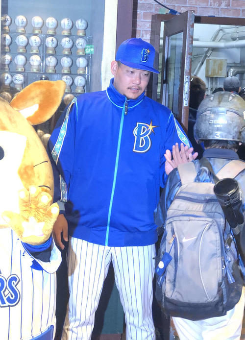 イベントに参加した子どもをハイタッチで見送るDeNA筒香