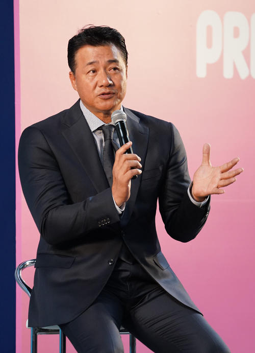 ファンフェスタのトークショーで話をする与田剛監督（撮影・森本幸一）
