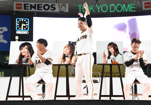 巨人のファン感謝デーで女装ランキング2位も選手間投票では1位を獲得した今村は1番ポーズ。左は石川、右は高橋（撮影・山崎安昭）