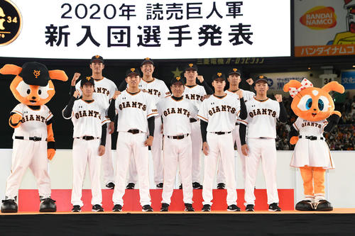 巨人のファン感謝デーで原監督を中心に記念撮影に臨む新入団選手たち（撮影・山崎安昭）