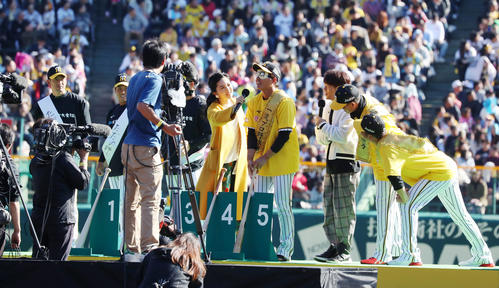 目隠し状態で自分のバットを当てる北條、右は福留、右端は藤川、左端は能見（撮影・加藤哉）