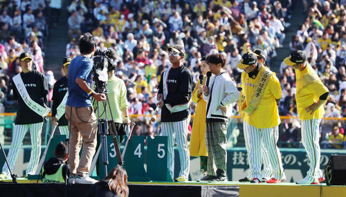 目隠し状態で自分のバットを当てる木浪、右は福留、右端は藤川、左端は能見（撮影・加藤哉）