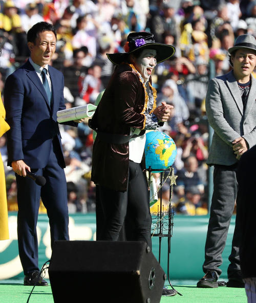 ゴー☆ジャスのモノマネでコントを披露する長坂（撮影・加藤哉）