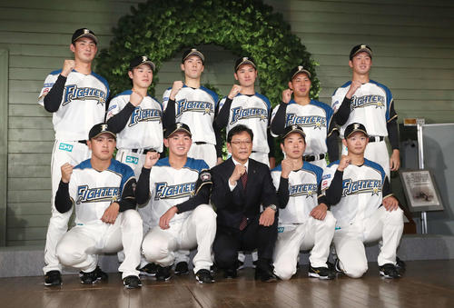 日本ハムの新入団選手発表会見で意気込む前列左から河野、立野、栗山監督、上野、鈴木、後列左から望月、梅林、片岡、宮田、樋口、長谷川（撮影・黒川智章）