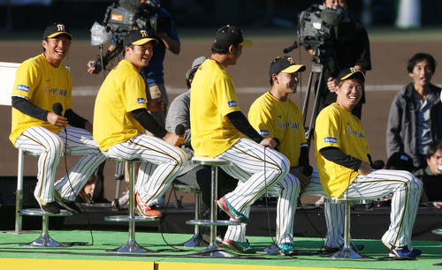 ステージ上で笑顔を見せる右から、西、糸原、高山、坂本、北條（撮影・加藤哉）