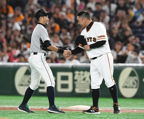 エキシビションマッチでサヨナラ打を放った巨人阿部（右）はニッチローと握手（撮影・山崎安昭）
