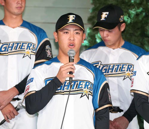 日本ハムの新入団選手発表会見で豊富を話すドラフト1位の河野（撮影・黒川智章）