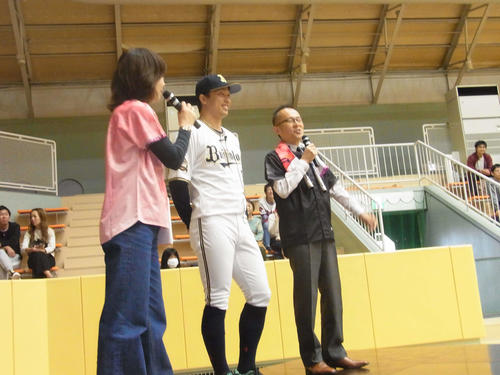 大阪・豊中市でトークイベントに参加したオリックス安達（左から2人目）（撮影・堀まどか）