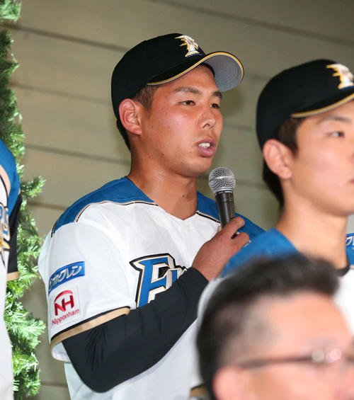 日本ハムの新入団選手発表会見で豊富を話す育成2位の樋口（撮影・黒川智章）