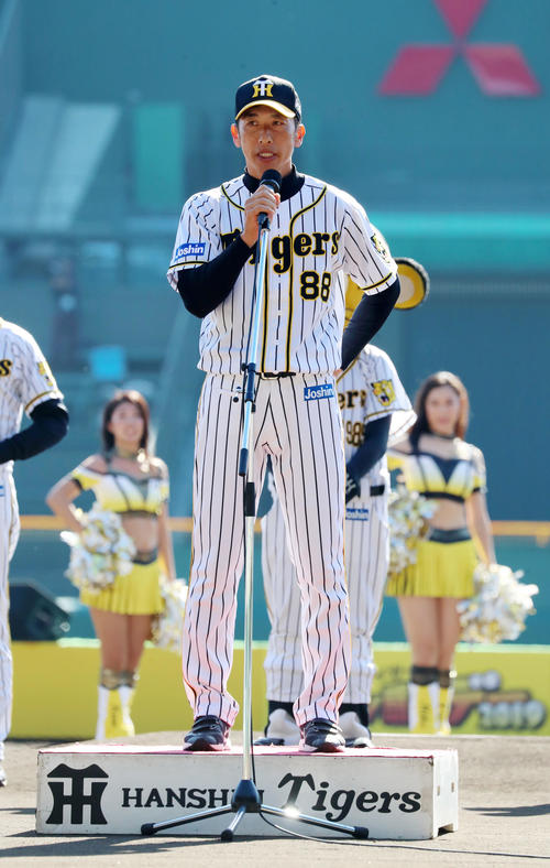 ファン感謝デーであいさつする矢野監督（撮影・加藤哉）