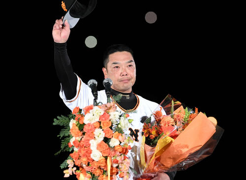 引退セレモニーを終えた巨人阿部は涙ながらにファンへあいさつする（撮影・山崎安昭）