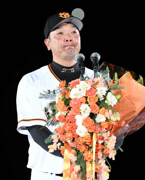 引退セレモニーで涙を流して言葉に詰まる巨人阿部（撮影・山崎安昭）