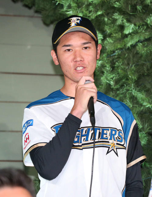 日本ハムの新入団選手発表会見で豊富を話す育成1位の宮田（撮影・黒川智章）