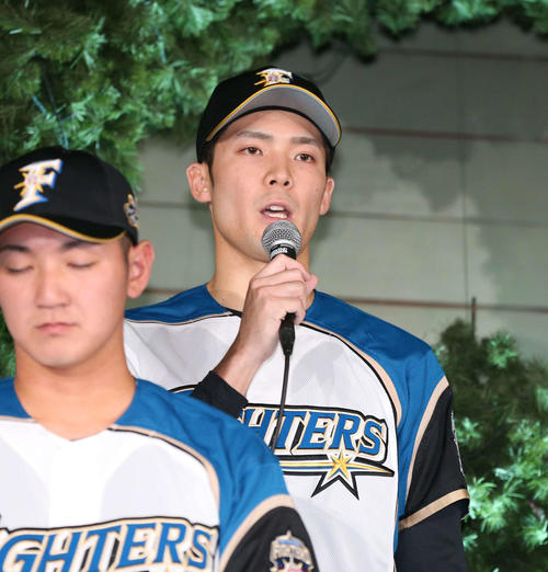 日本ハムの新入団選手発表会見で豊富を話すドラフト7位の片岡（撮影・黒川智章）