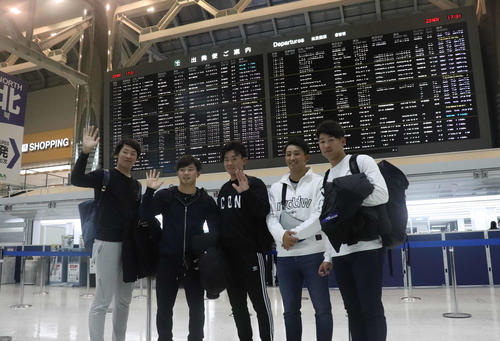 米国・シアトルのトレーニング施設「ドライブライン・ベースボール」へ向け出国するロッテ若手投手たち。左から二木、成田、中村稔、小島、種市（撮影・久永壮真）