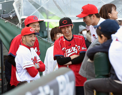 ベンチで鈴木（右）と笑顔で話す菊池涼。後方はアンガールズ（撮影・前岡正明）