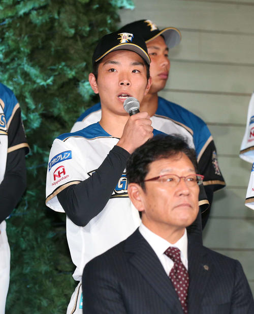 日本ハムの新入団選手発表会見で豊富を話すドラフト3位の上野（撮影・黒川智章）