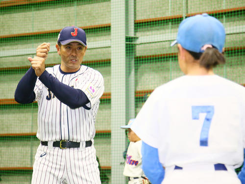 野球教室で子どもたちに指導する侍ジャパン稲葉監督（撮影・足立雅史）