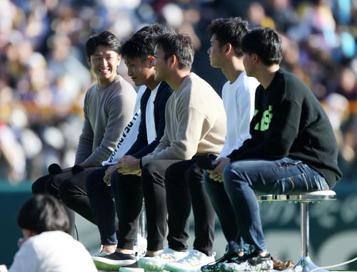 新人選手のトークショーで「来年も盗塁王取ります」と宣言した近本（左端）（撮影・加藤哉）
