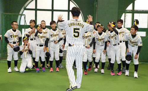タイガースJrの選手と記念撮影し手を振る近本（撮影・加藤哉）
