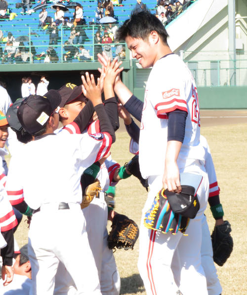 野球教室イベントで少年たちとハイタッチするソフトバンク甲斐野（撮影・山本大地）