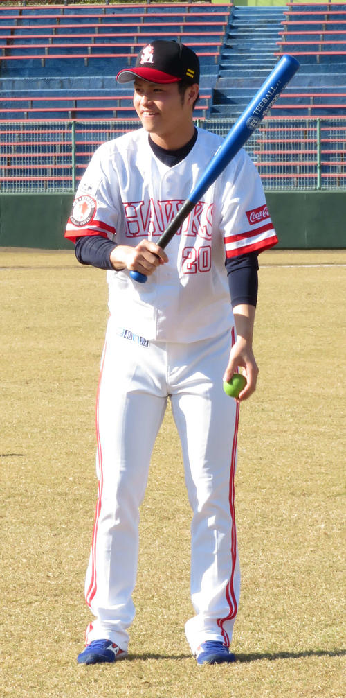 野球教室イベントで少年たちにノックを打つソフトバンク甲斐野