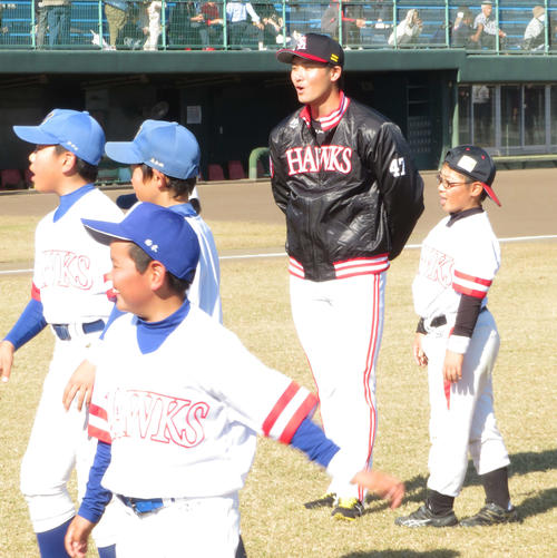 野球教室イベントで笑顔を見せるソフトバンク高橋純