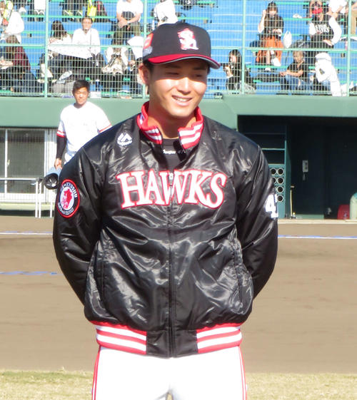 野球教室イベントで笑顔を見せるソフトバンク高橋純