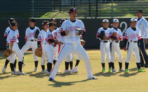 野球教室イベントで笑顔を見せる甲斐野（撮影・山本大地）