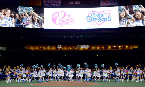 ダンスを披露するチアドラゴンズ2019チアドラキッズ（撮影・森本幸一）